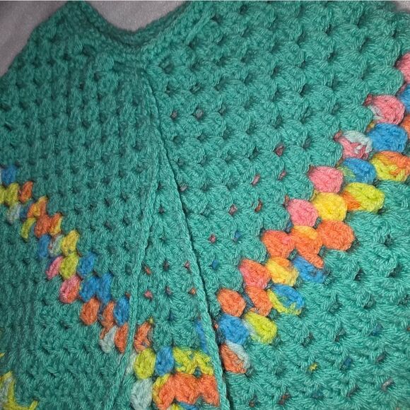 Poncho Handmade vibrant green crochet poncho adorned with pom-poms. - Picture 4 of 13